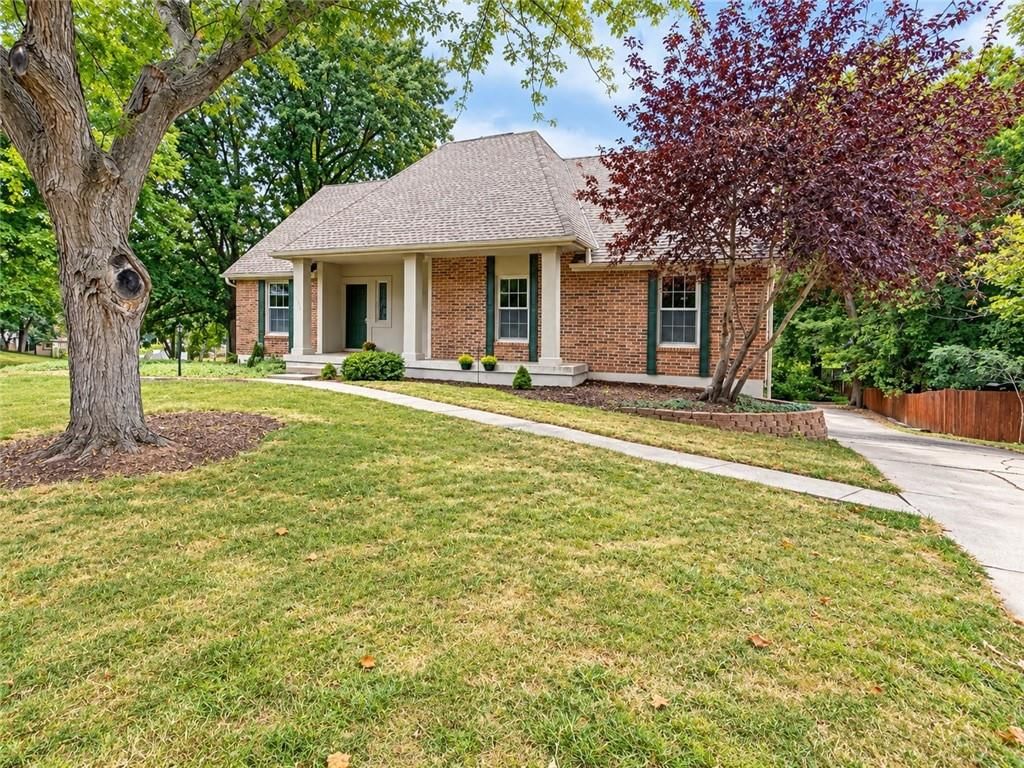 1313 NW Porter Drive, Blue Springs, MO: listing photo 2