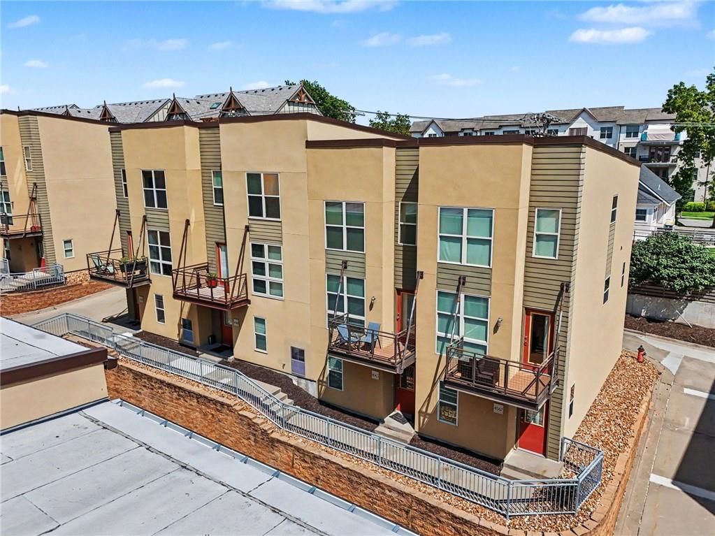 4561 Madison Avenue — photo 27