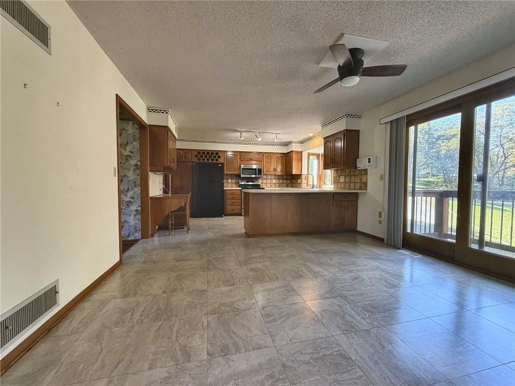 Photo 15 of 31 - 6830 Hidden Hills Drive, Smithville, MO 64089