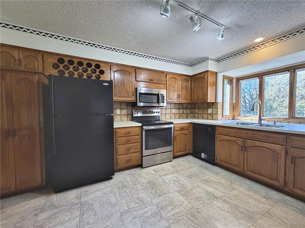 Photo 13 of 31 - 6830 Hidden Hills Drive, Smithville, MO 64089