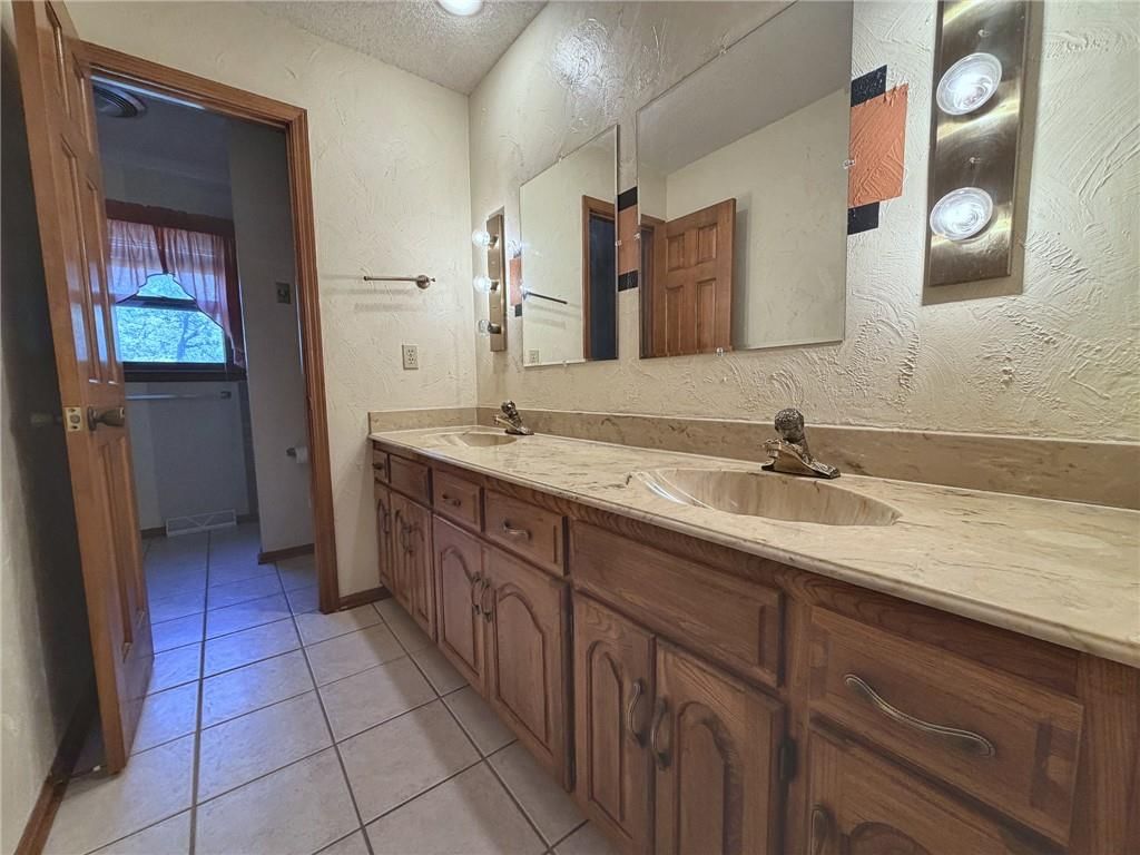 Photo 21 of 31 - 6830 Hidden Hills Drive, Smithville, MO 64089
