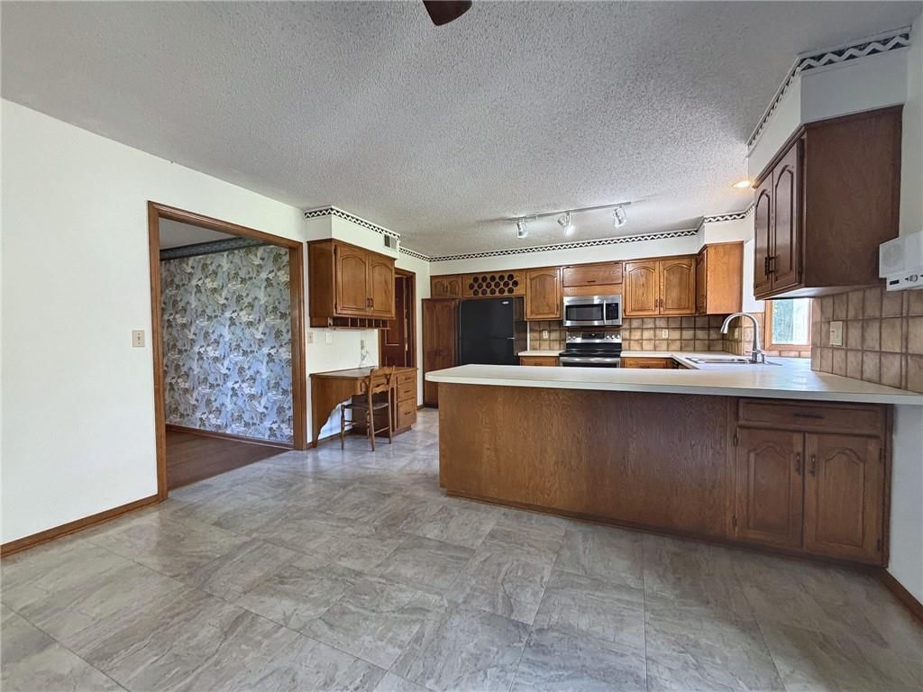 Photo 14 of 31 - 6830 Hidden Hills Drive, Smithville, MO 64089