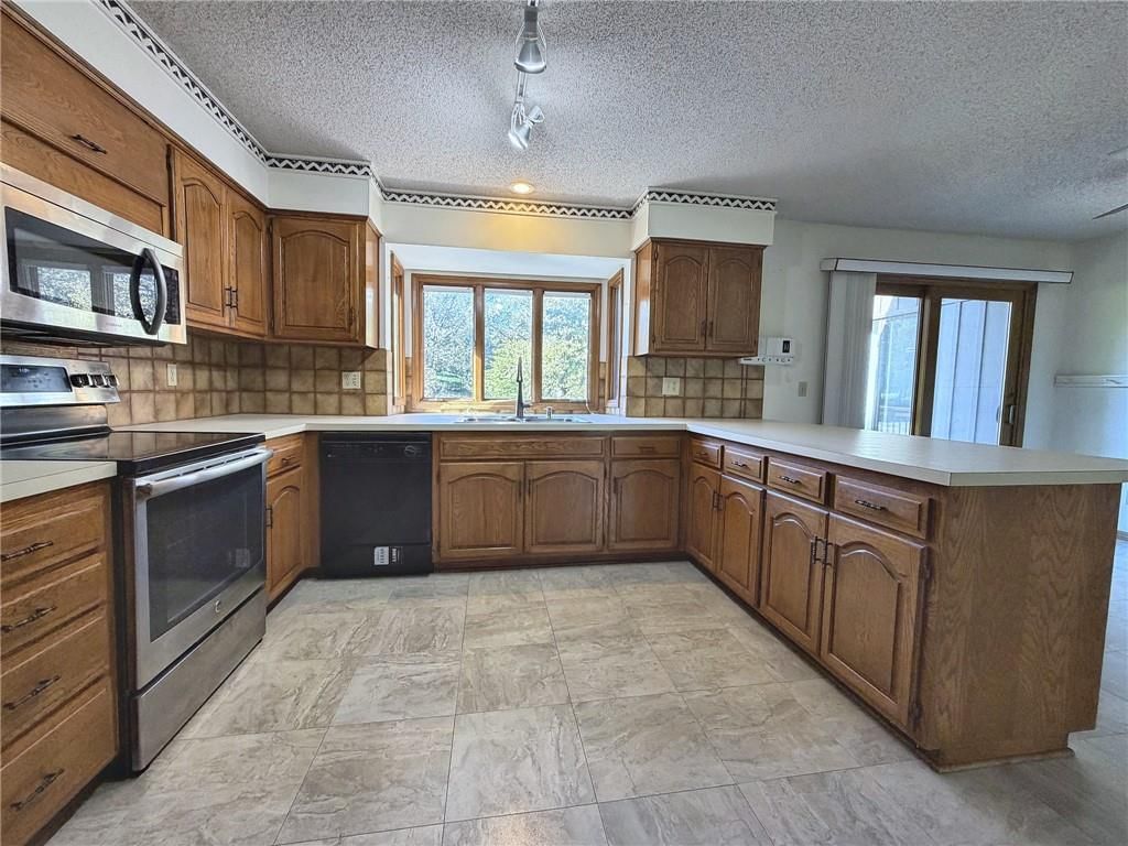 Photo 12 of 31 - 6830 Hidden Hills Drive, Smithville, MO 64089