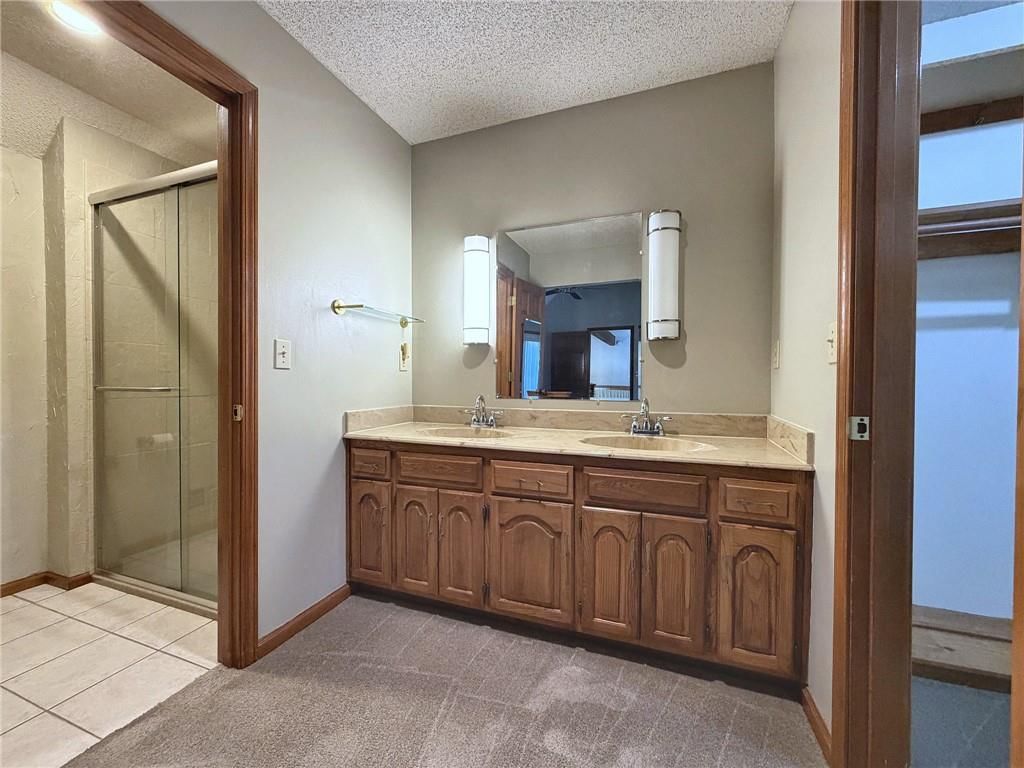 Photo 20 of 31 - 6830 Hidden Hills Drive, Smithville, MO 64089