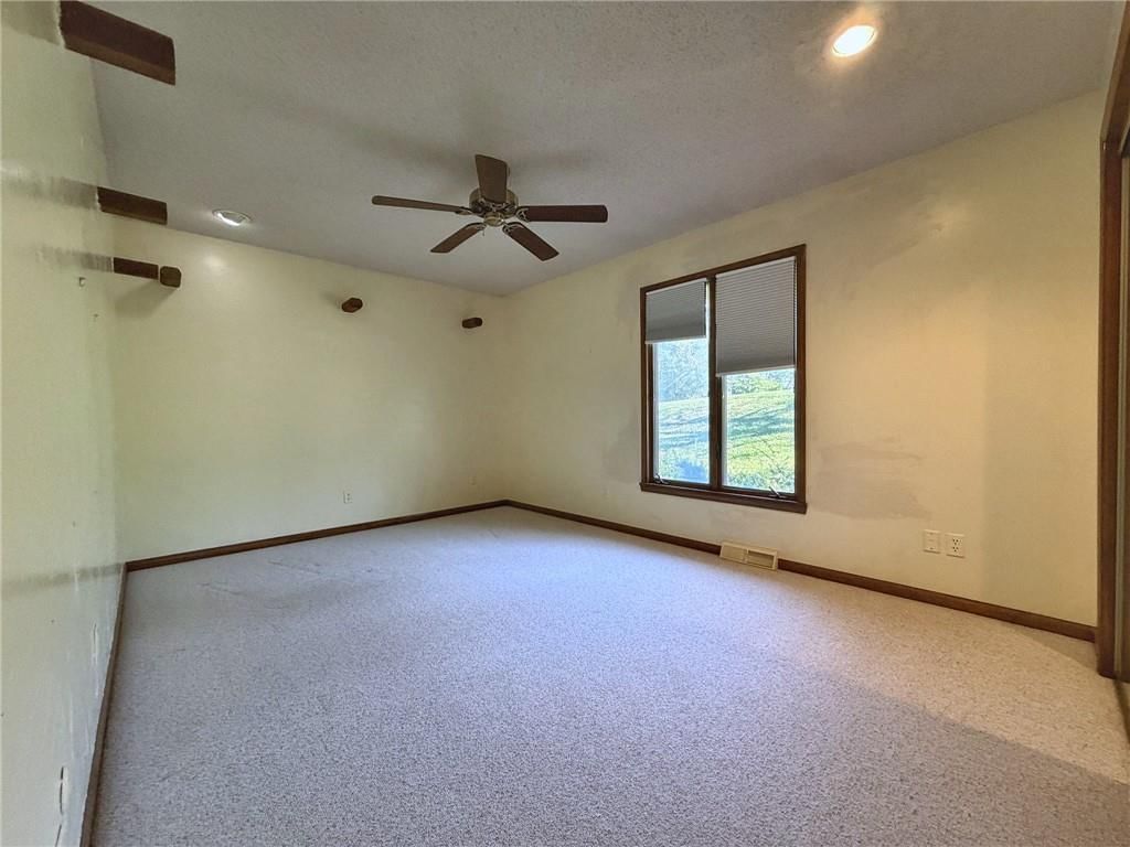 Photo 23 of 31 - 6830 Hidden Hills Drive, Smithville, MO 64089