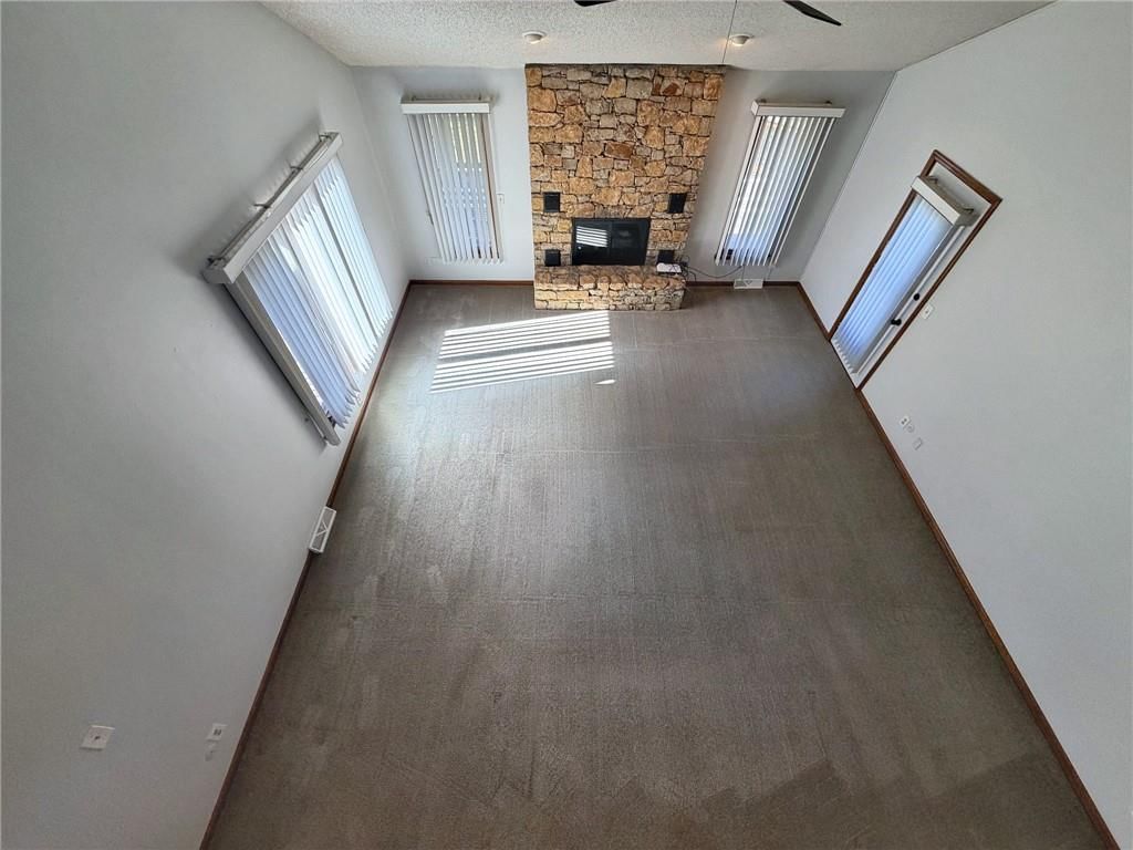 Photo 11 of 31 - 6830 Hidden Hills Drive, Smithville, MO 64089
