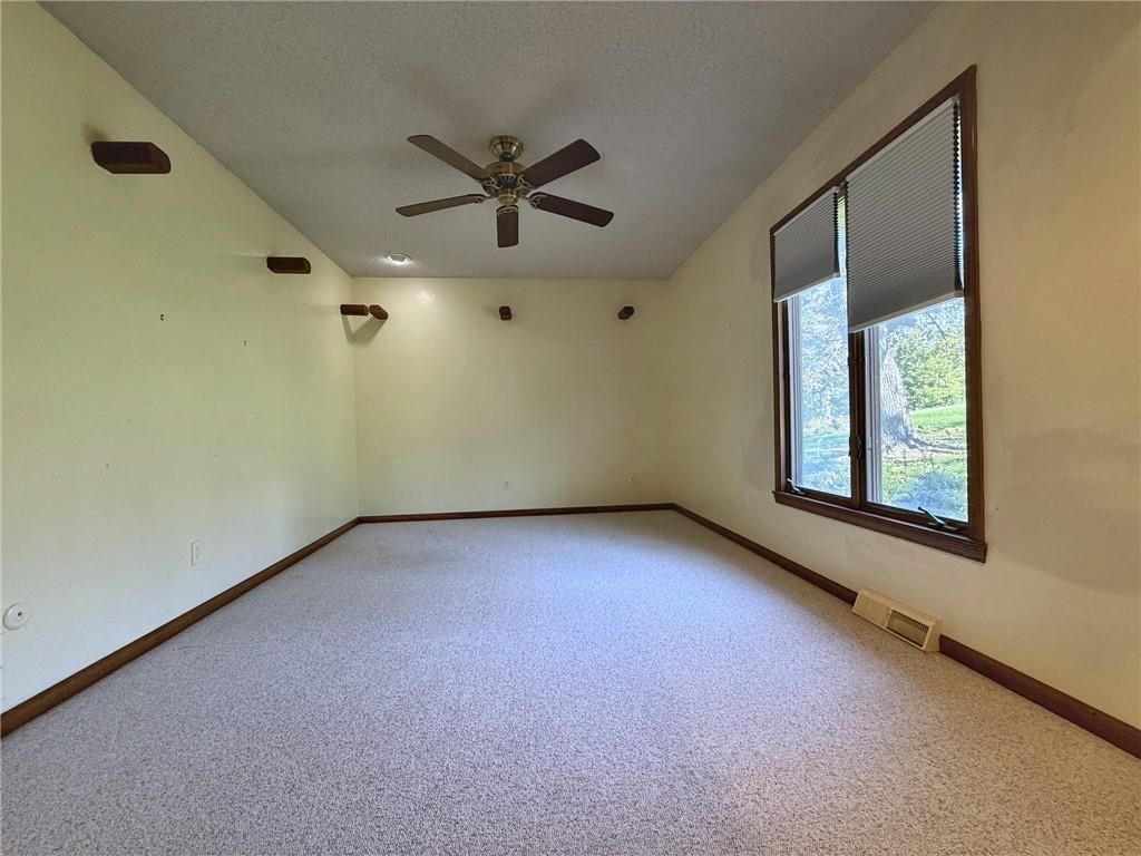 Photo 24 of 31 - 6830 Hidden Hills Drive, Smithville, MO 64089