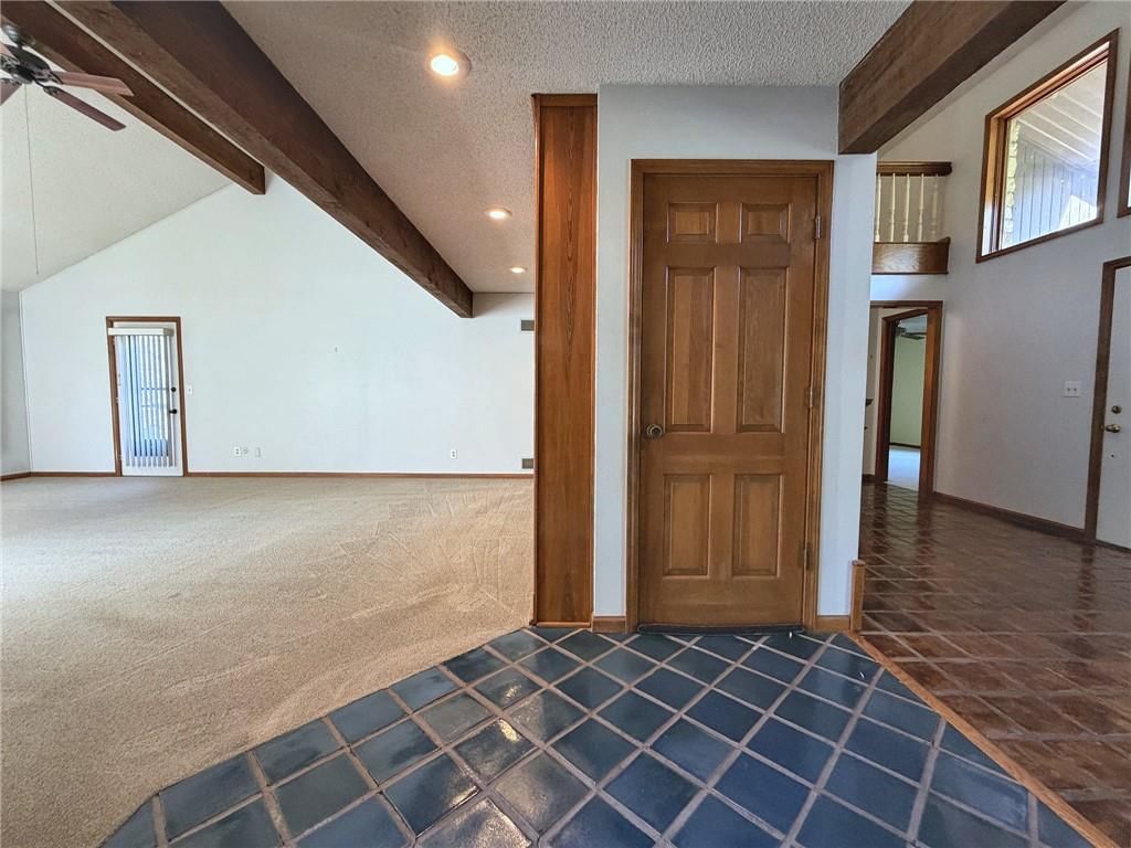 Photo 18 of 31 - 6830 Hidden Hills Drive, Smithville, MO 64089
