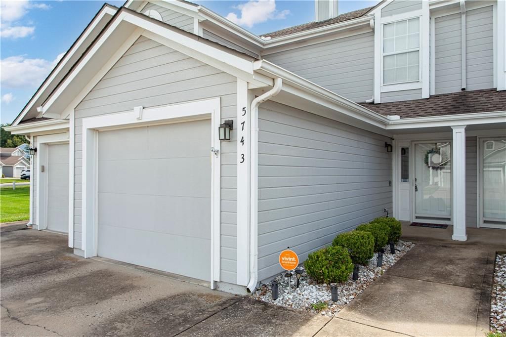 5743 NW PLANTATION Lane, Lee's Summit, MO: listing photo 3