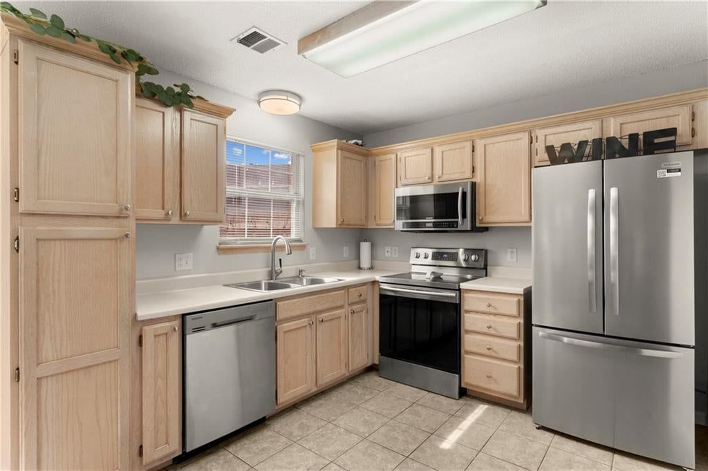Photo 14 of 22 - 5743 NW PLANTATION Lane #197-B, Lee's Summit, MO 64064