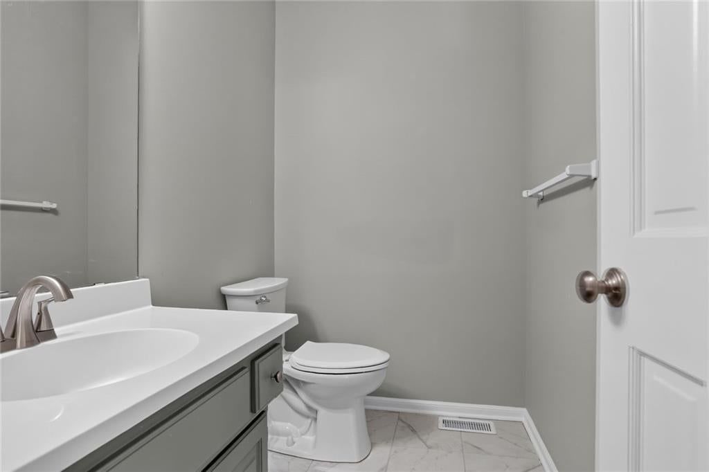 Photo 4 of 23 - 6801 N Quincy Circle, Kansas City, MO 64119
