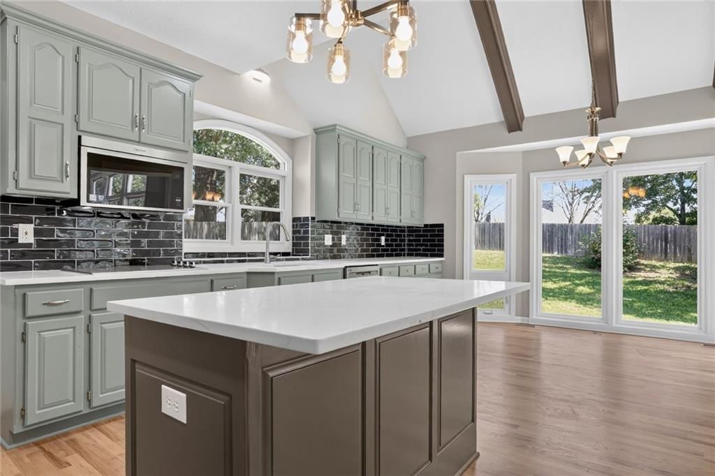 Photo 9 of 23 - 6801 N Quincy Circle, Kansas City, MO 64119