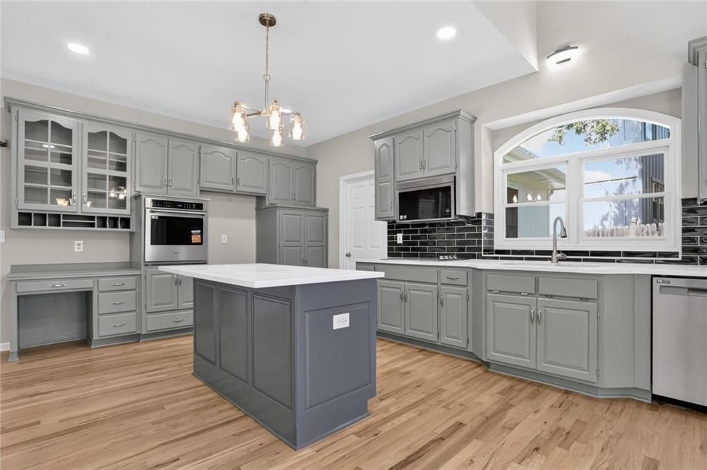 Photo 10 of 23 - 6801 N Quincy Circle, Kansas City, MO 64119