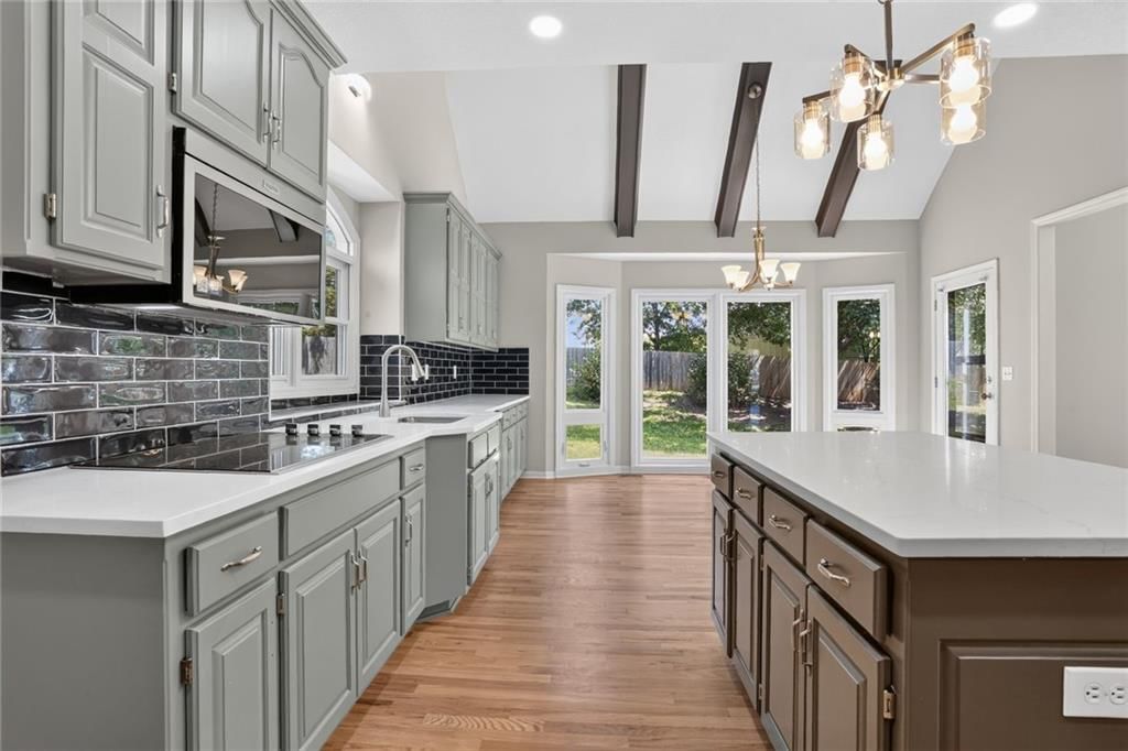 Photo 11 of 23 - 6801 N Quincy Circle, Kansas City, MO 64119