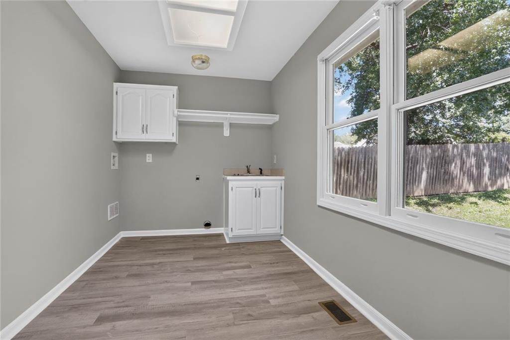Photo 14 of 23 - 6801 N Quincy Circle, Kansas City, MO 64119