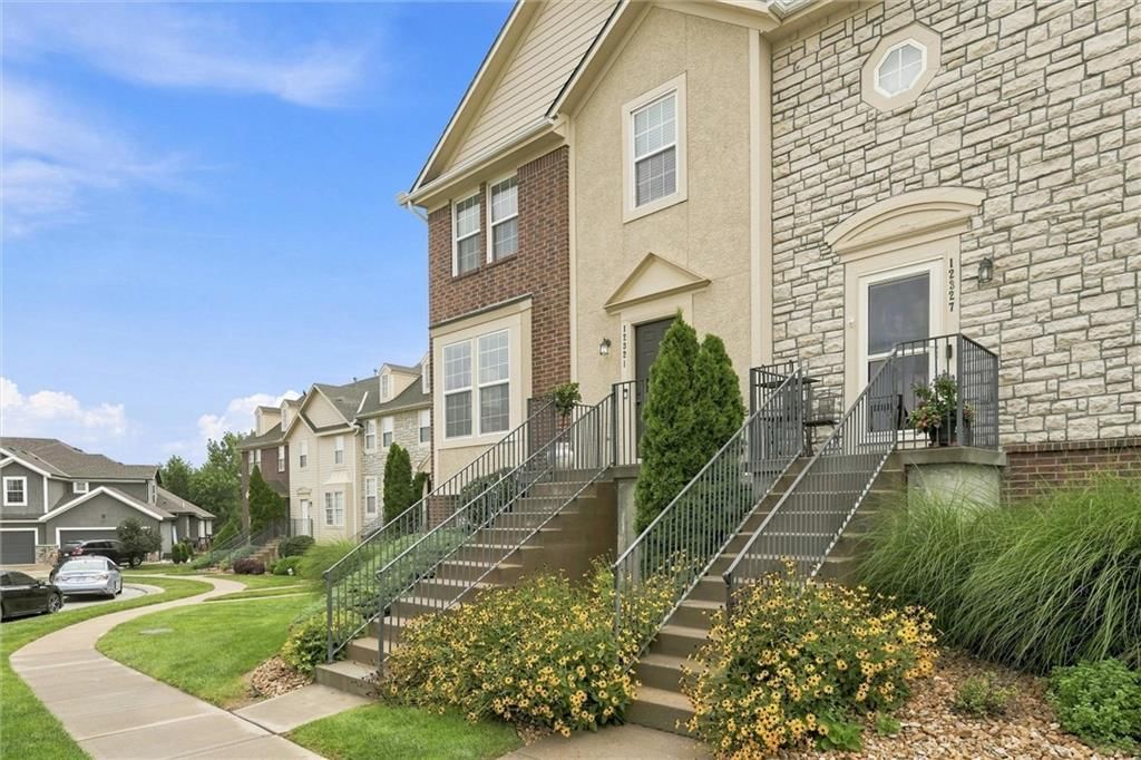12321 S Tallgrass Drive, Olathe, KS: listing photo 2