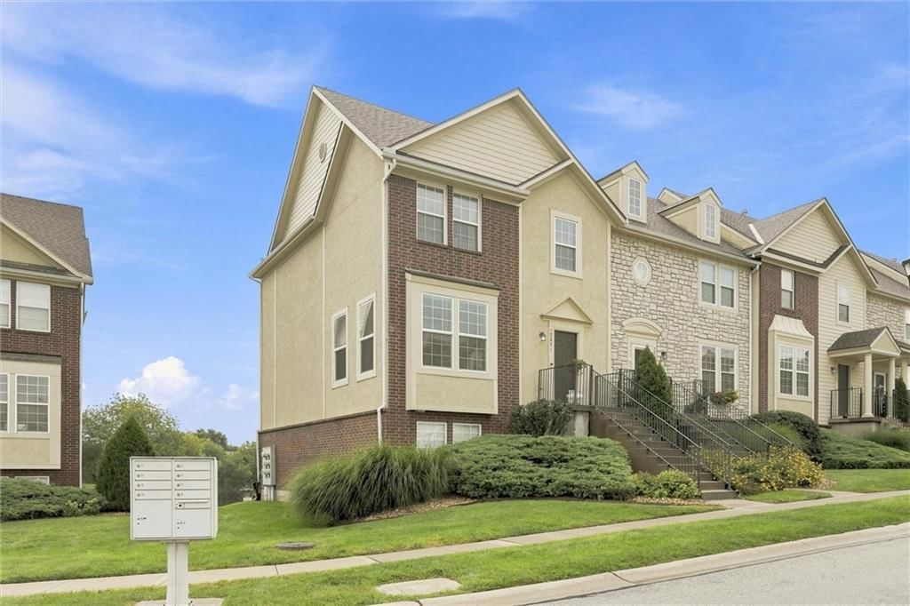 12321 S Tallgrass Drive, Olathe, KS: listing photo 3