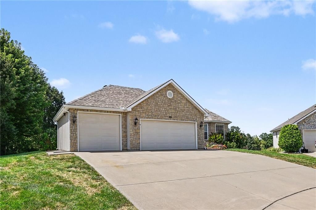 301 Prairie Rose Circle, Smithville, MO: listing photo 2