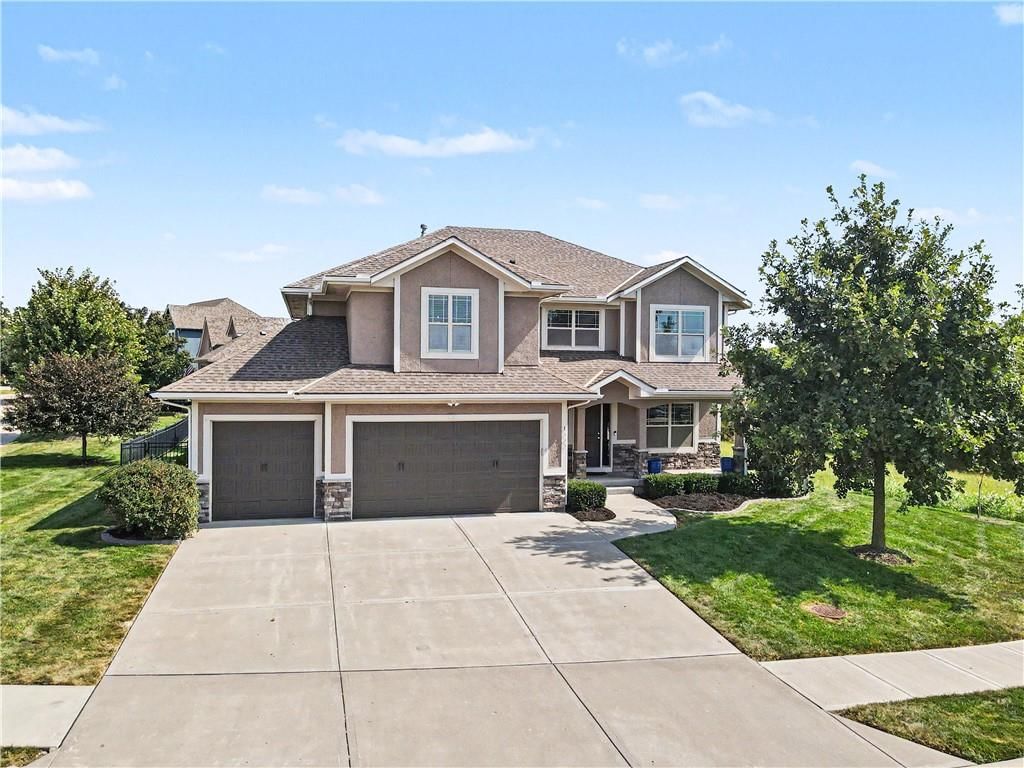 1922 Bluestone Drive, Lee's Summit, MO