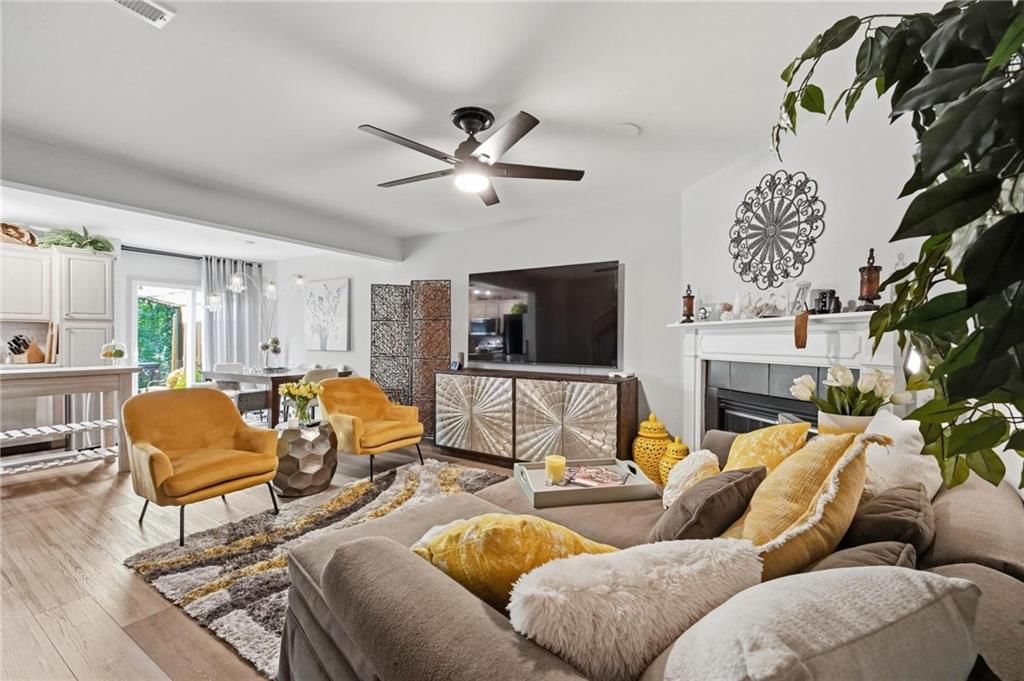 Photo 5 of 26 - 3525 NE Austin Drive, Lee's Summit, MO 64064