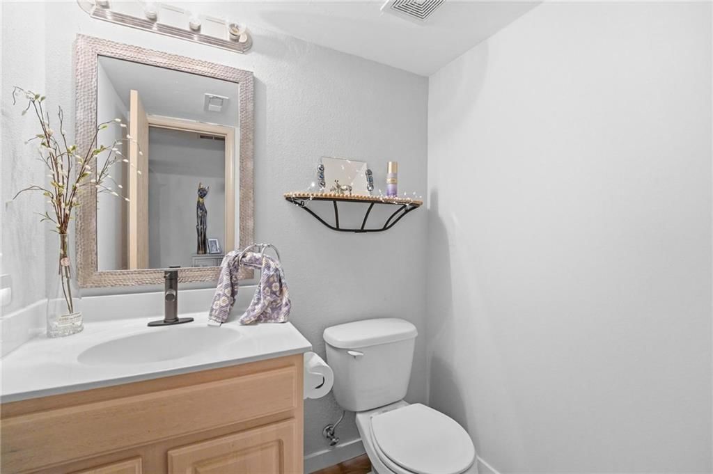 Photo 7 of 26 - 3525 NE Austin Drive, Lee's Summit, MO 64064