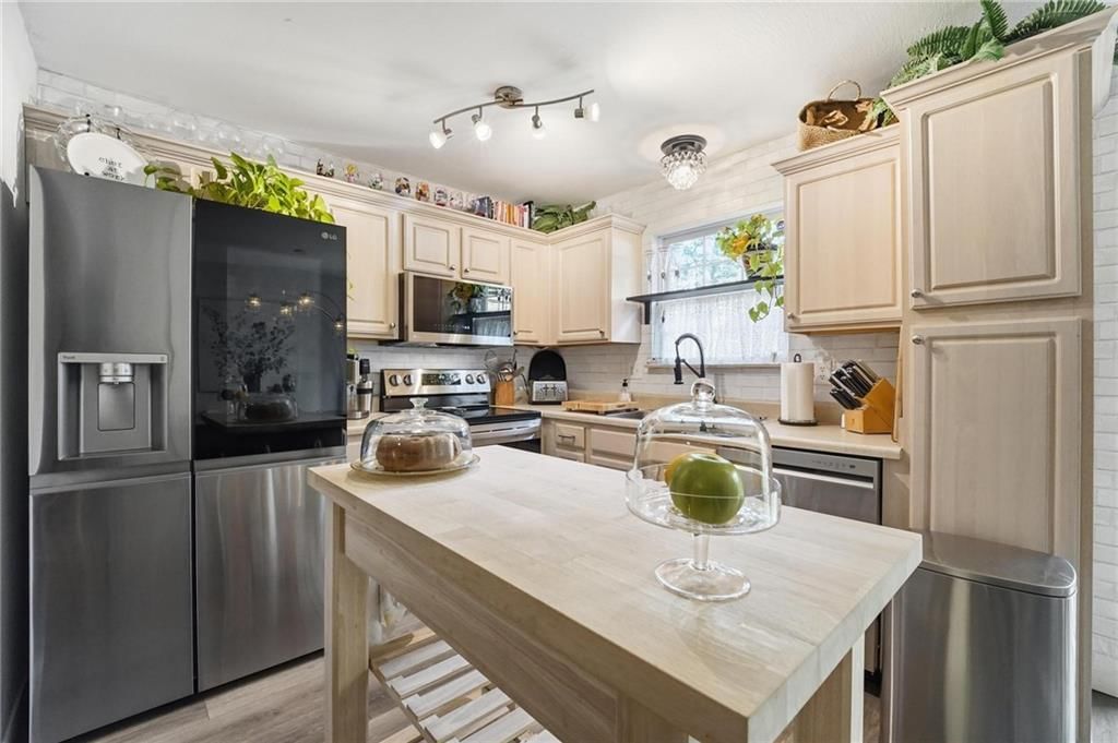 Photo 10 of 26 - 3525 NE Austin Drive, Lee's Summit, MO 64064