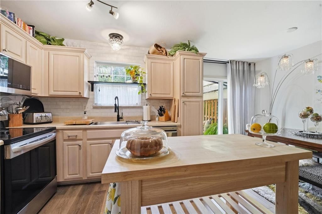 Photo 12 of 26 - 3525 NE Austin Drive, Lee's Summit, MO 64064