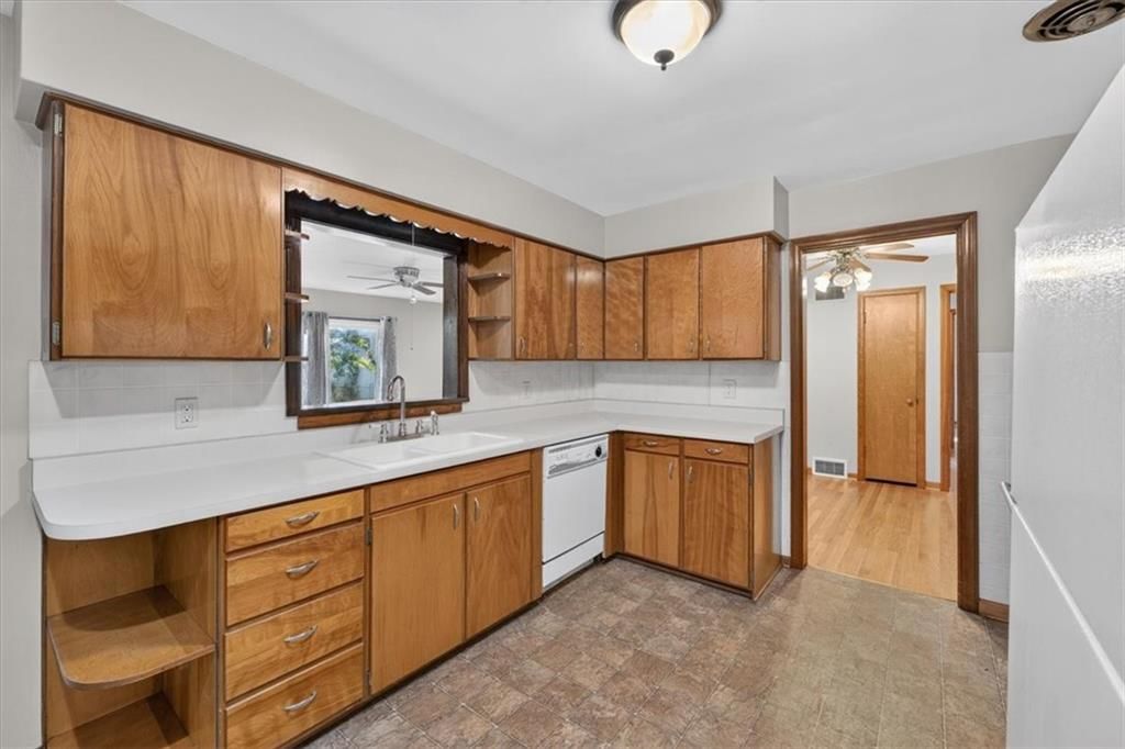 8413 Russell Street — photo 8