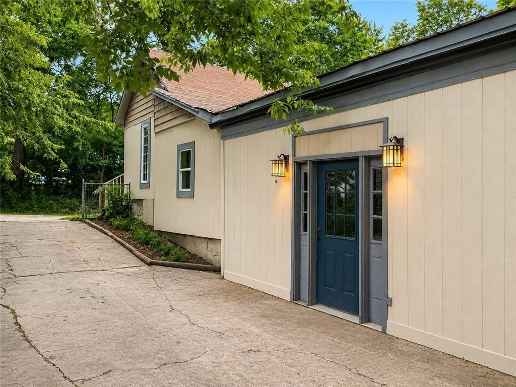 912 S Osage Street, Independence, MO: listing photo 2