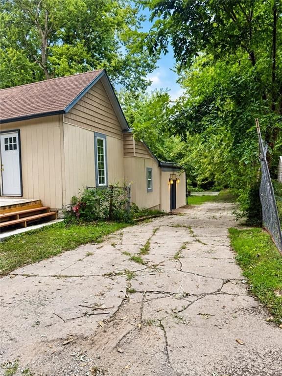 912 S Osage Street, Independence, MO: listing photo 3