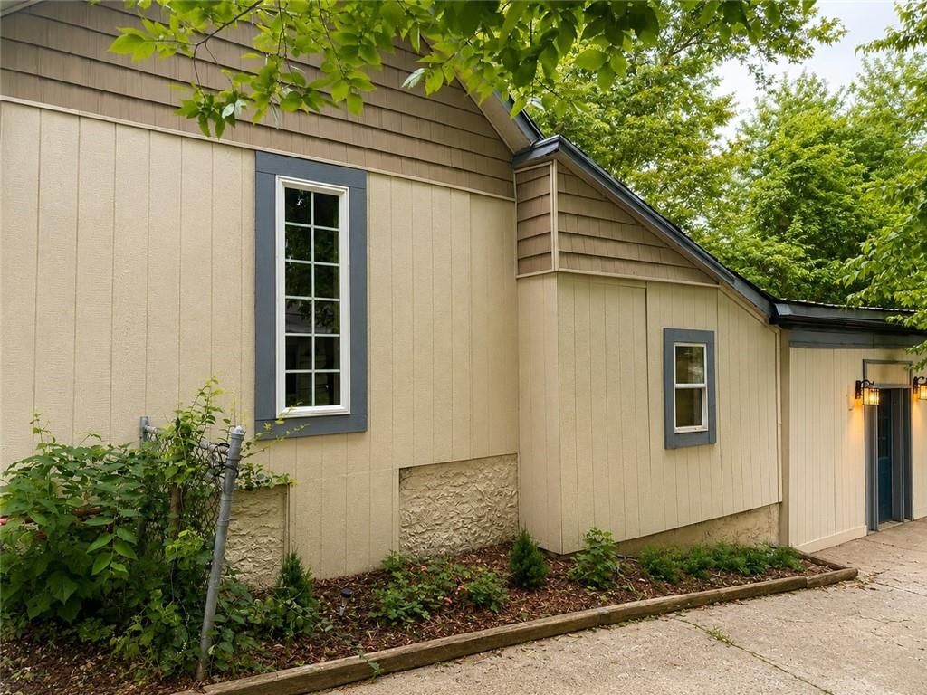 Photo 5 of 38 - 912 S Osage Street, Independence, MO 64050