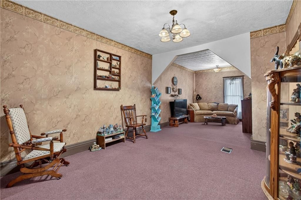 325 W Broadway Street — photo 15