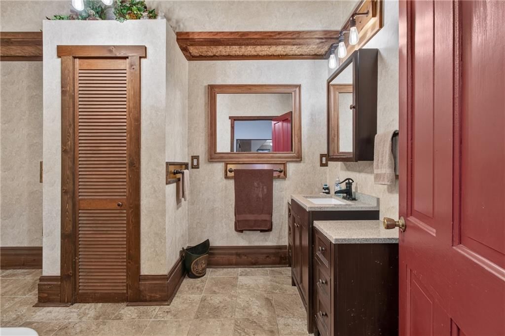 325 W Broadway Street — photo 19