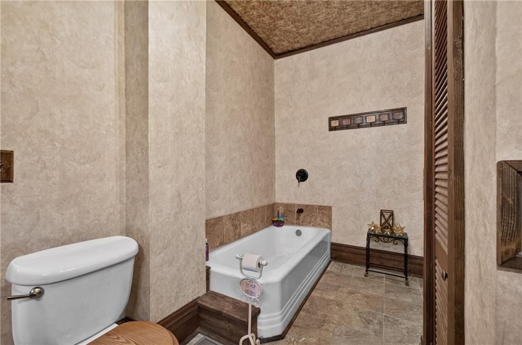 325 W Broadway Street — photo 20