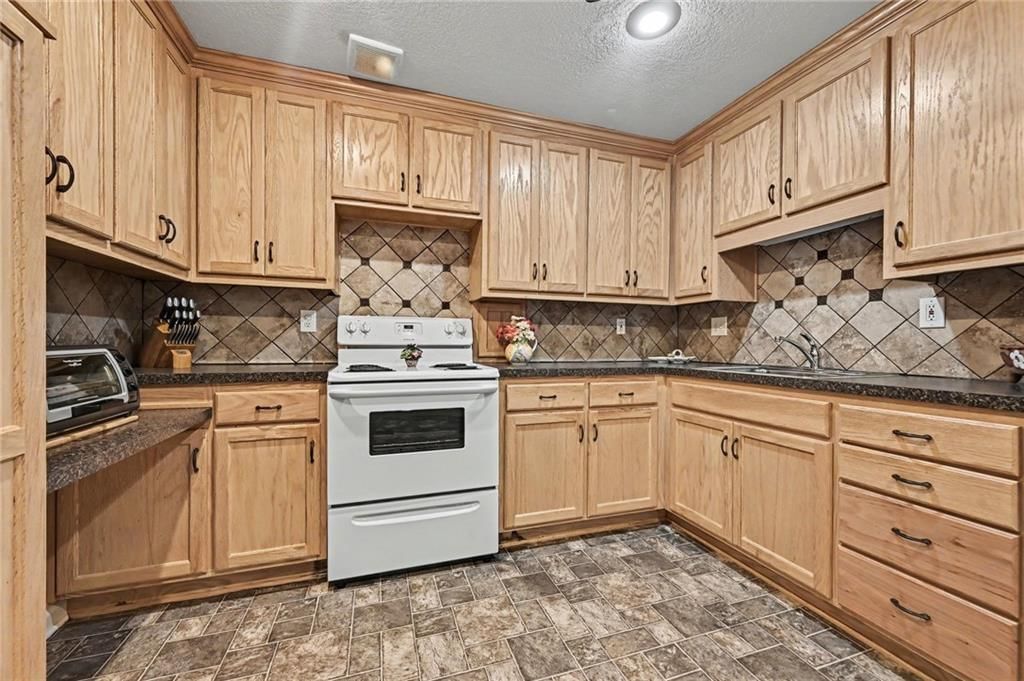 508 NE Hans Drive — photo 32
