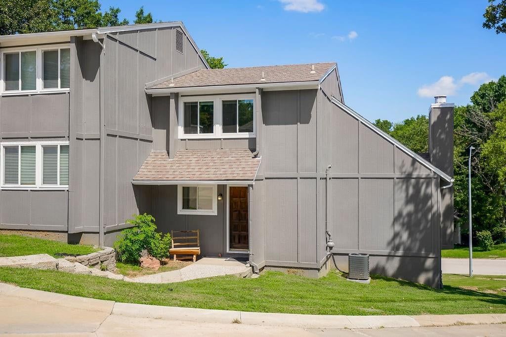 1028 NW 70th Court, Kansas City, MO: listing photo 3