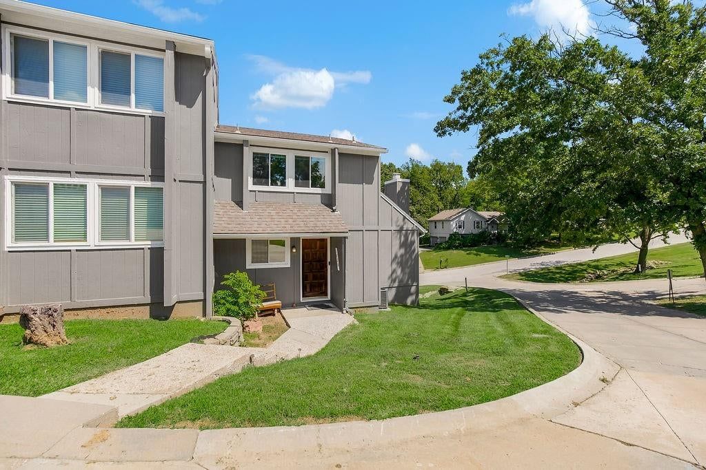 Photo 4 of 30 - 1028 NW 70th Court, Kansas City, MO 64118
