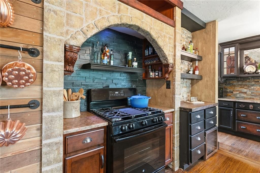 Photo 14 of 45 - 5812 Elm Avenue, Kansas City, MO 64133