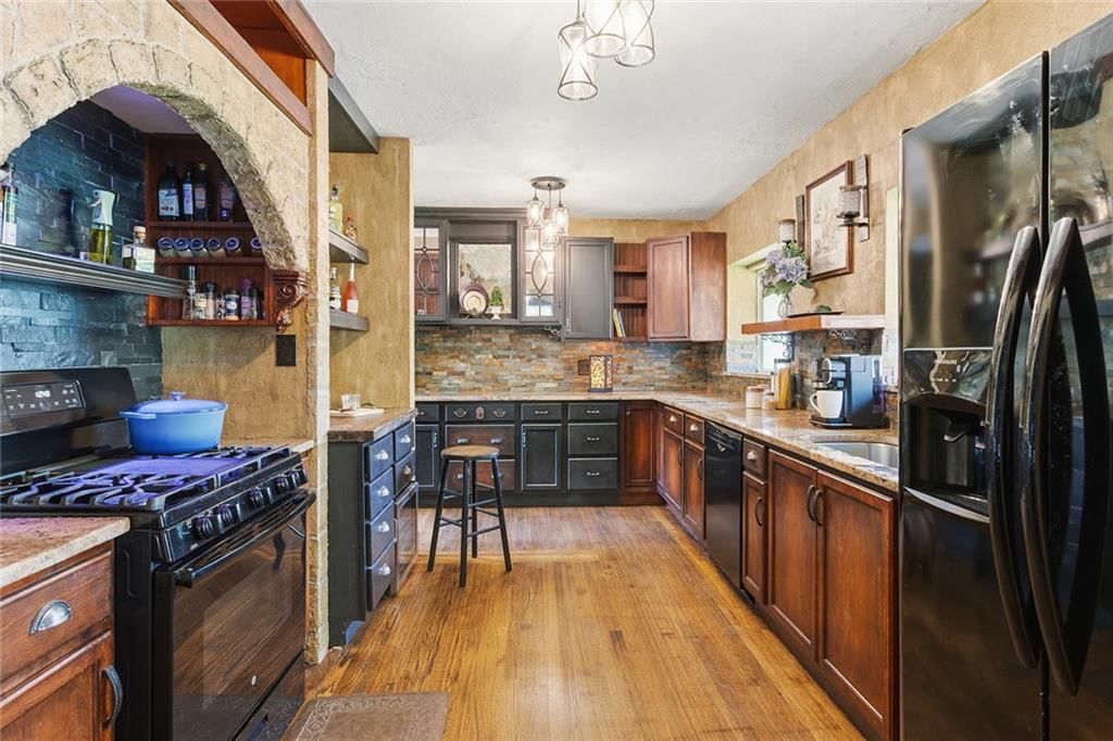 Photo 12 of 45 - 5812 Elm Avenue, Kansas City, MO 64133