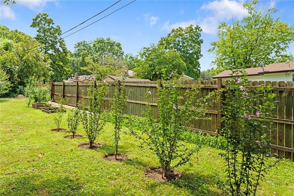 Photo 36 of 45 - 5812 Elm Avenue, Kansas City, MO 64133