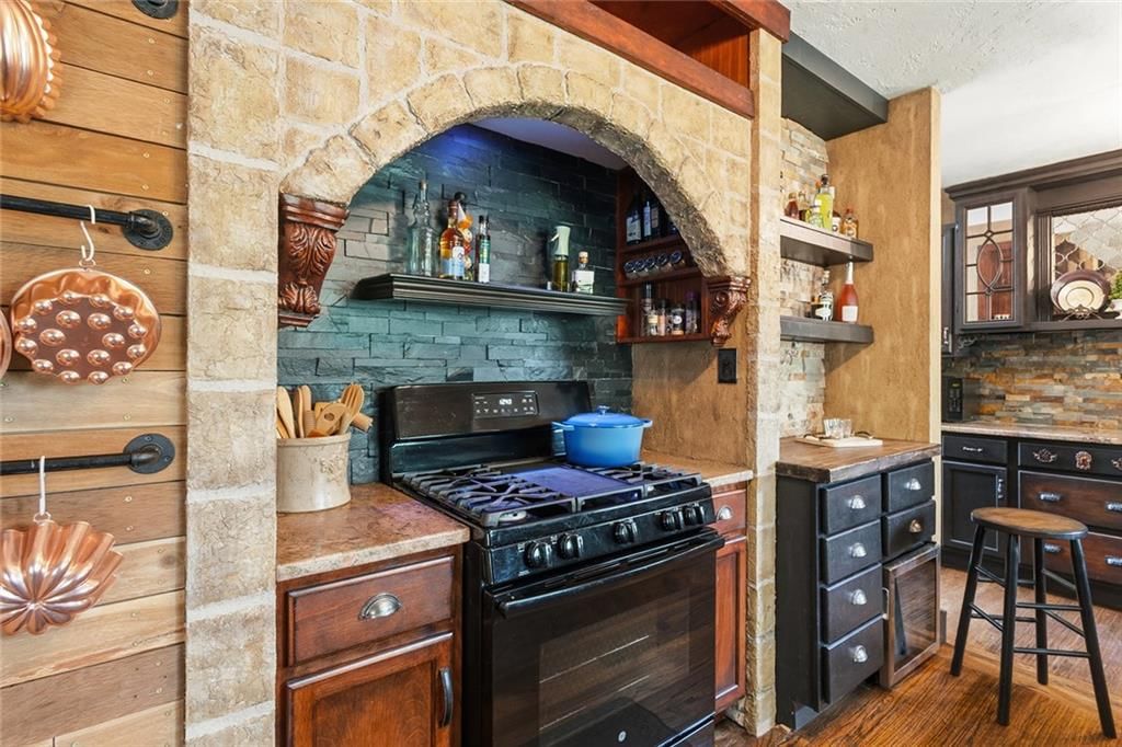 Photo 13 of 45 - 5812 Elm Avenue, Kansas City, MO 64133