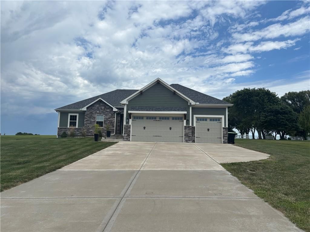 20821 S Jefferson Parkway, Pleasant Hill, MO