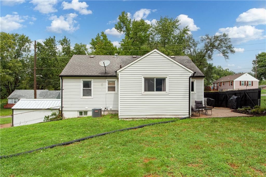 7711 Longwood Avenue — photo 33