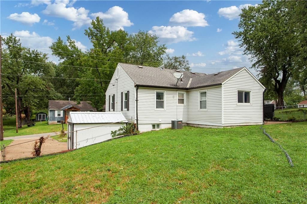 7711 Longwood Avenue — photo 34