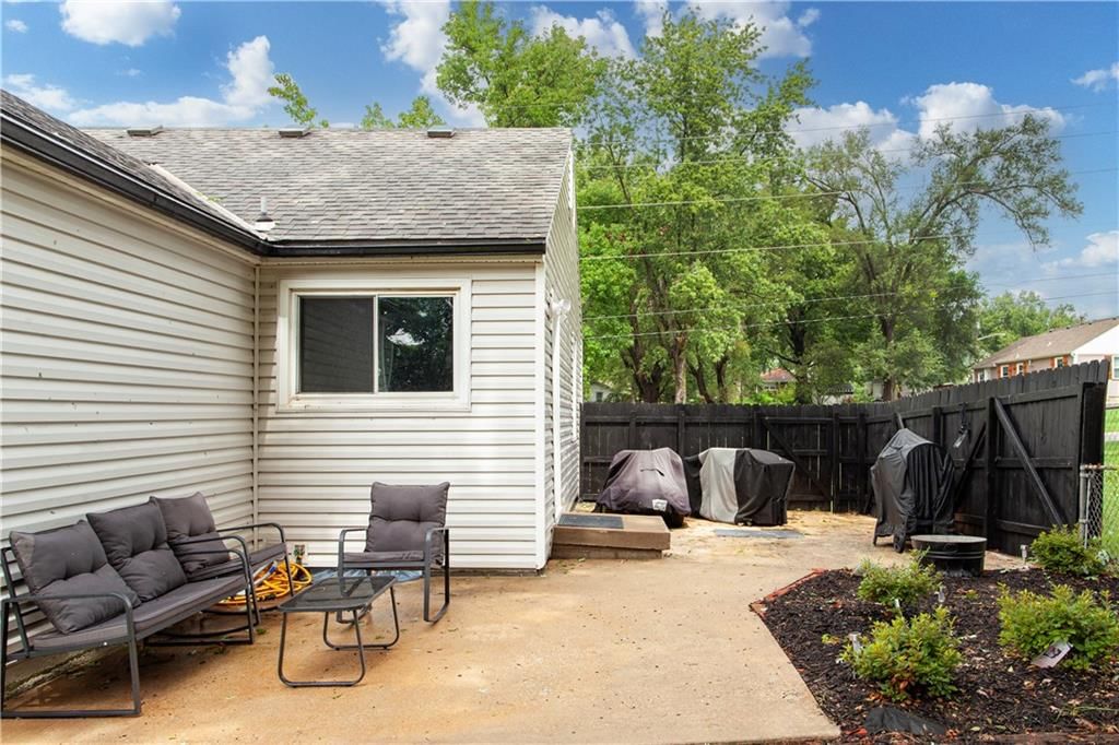 7711 Longwood Avenue — photo 35