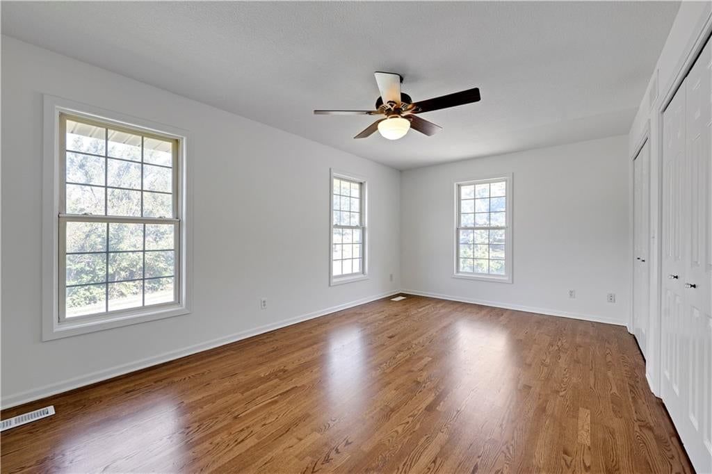 Photo 19 of 38 - 5902 noland Road, Shawnee, KS 66216