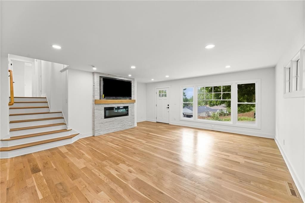 Photo 5 of 42 - 5657 W 50th Street, Mission, KS 66202