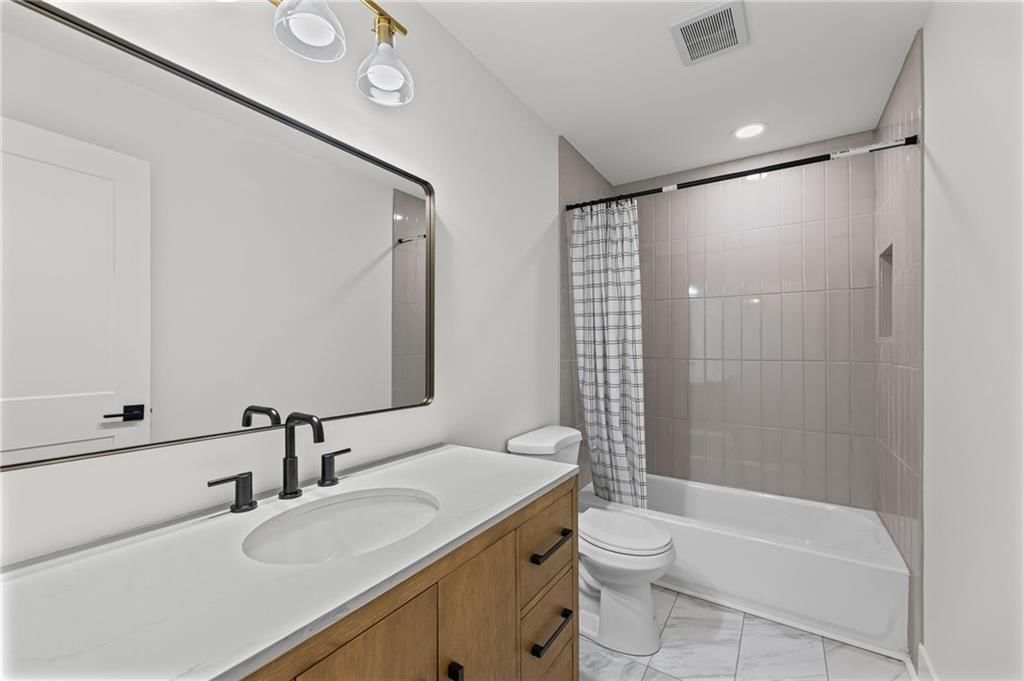 Photo 22 of 42 - 5657 W 50th Street, Mission, KS 66202