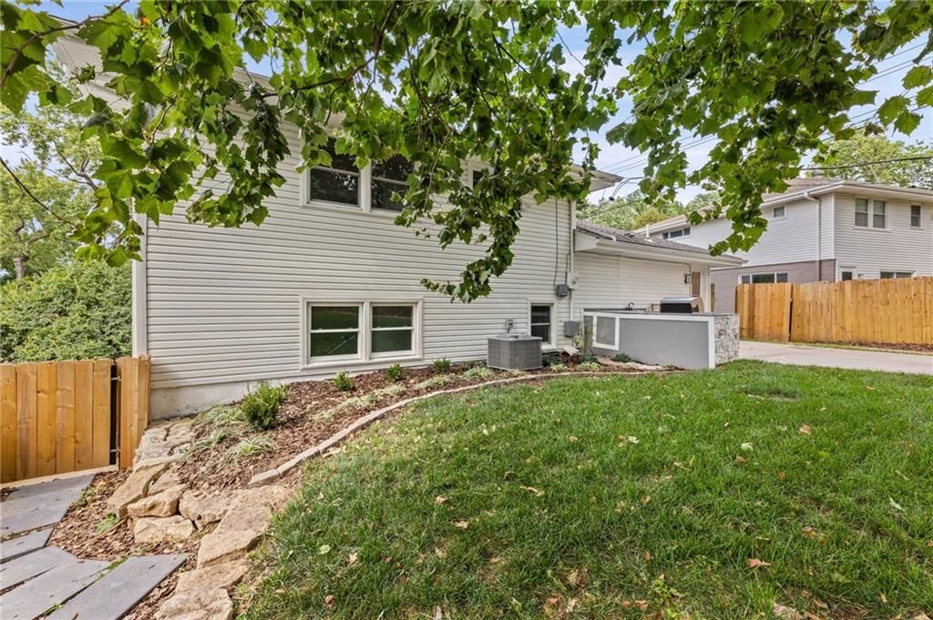 Photo 37 of 42 - 5657 W 50th Street, Mission, KS 66202