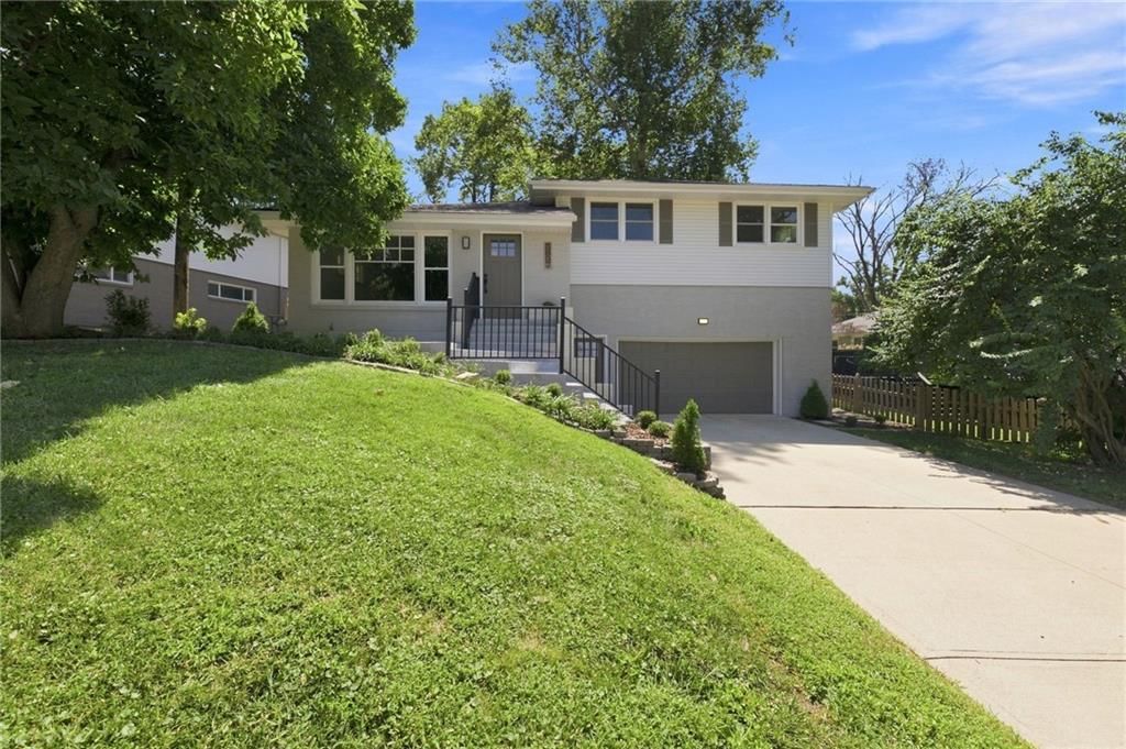Photo 4 of 42 - 5657 W 50th Street, Mission, KS 66202